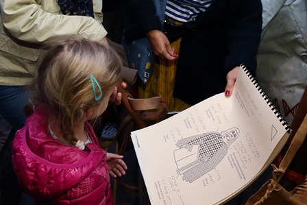 dziewczynka ogląda rysunek opisany alfabetem Braille'a